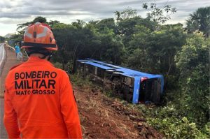 Corpo de Bombeiros socorre vítimas em ocorrência com ônibus e registra duas mortes