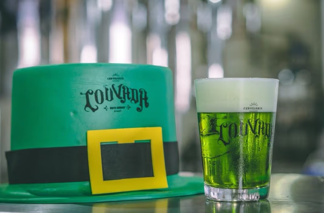 Cervejaria Louvada celebra St. Patrick’s Day com chopp verde, rock e atrações temáticas