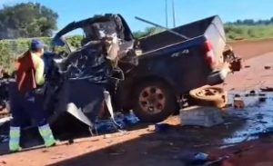 Acidente brutal destrói caminhonete e deixa pelo menos um morto na BR-163