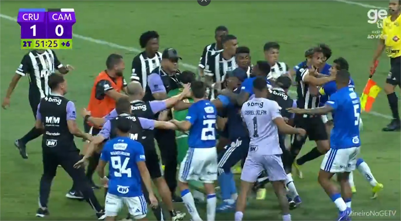 Súmula confirma 23 expulsões após confusão generalizada em Cruzeiro x Atlético-MG