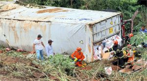 Caminhão carregado com carne tomba na BR-070 e deixa duas vítimas