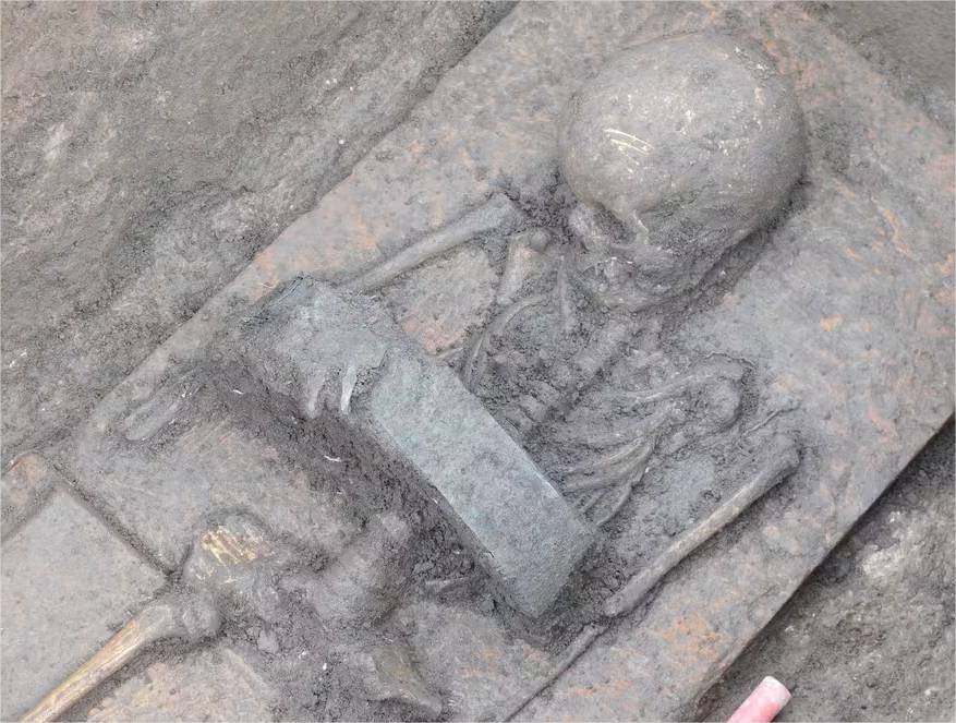 Crianças foram enterradas usando cintos de guerreiros há 2,5 mil anos na Itália