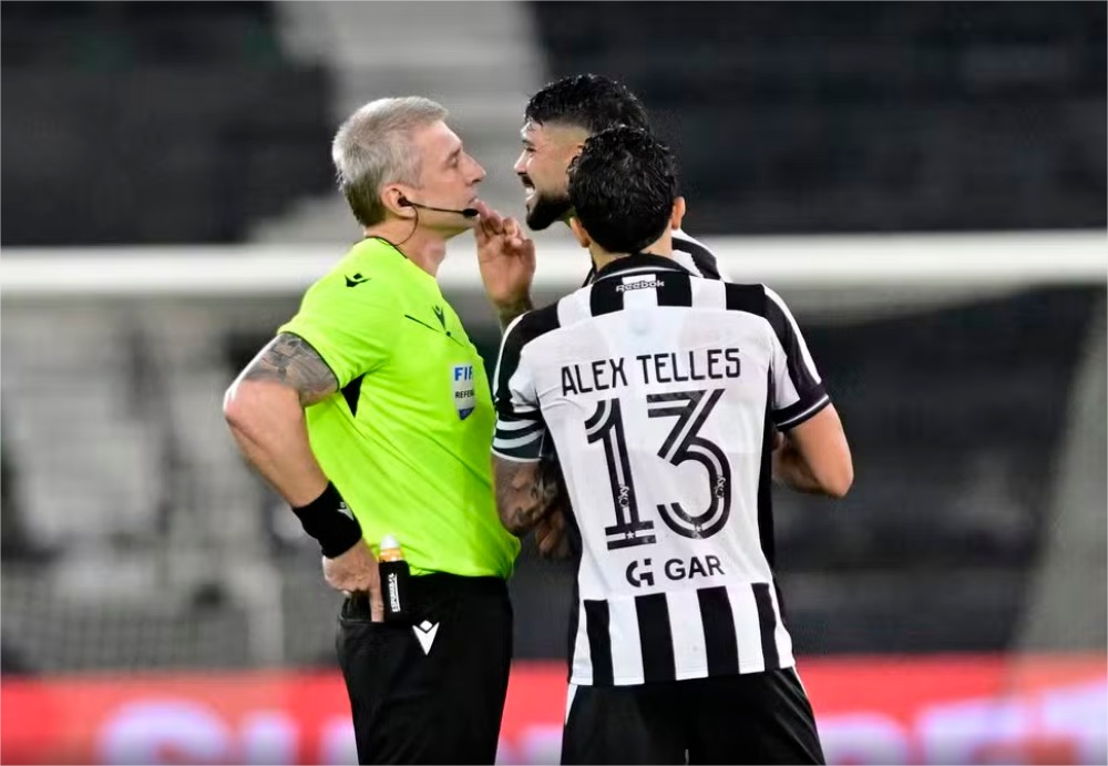 Árbitro cita ofensas de Barboza e dirigentes do Botafogo na súmula; veja