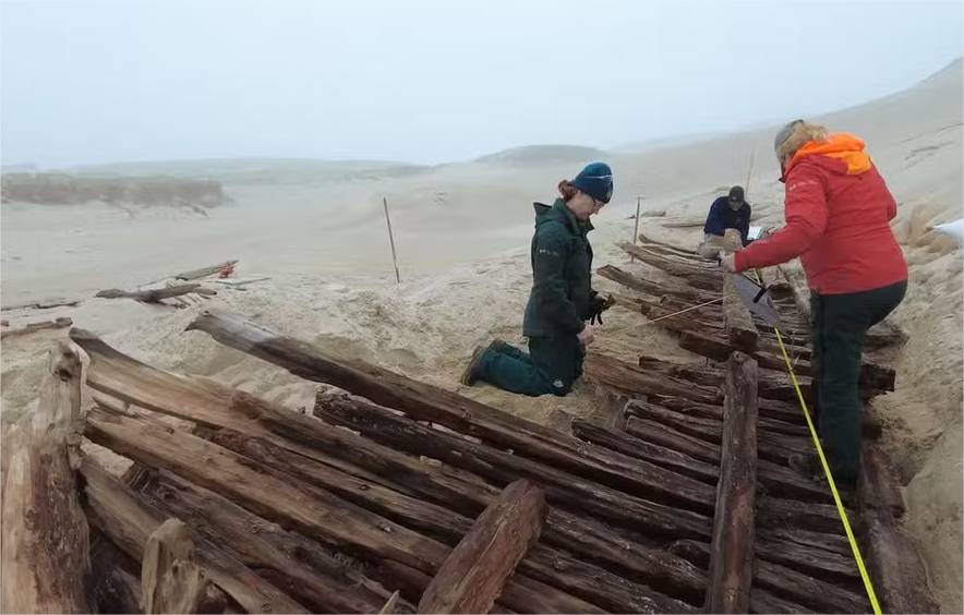 Movimento de dunas revelou naufrágio do século 19 escondido sob a areia
