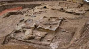 Esqueletos romanos de 1.800 anos são achados com pregos de ferro sob o peito