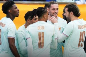 Com um a menos, França se impõe e vence o Brasil