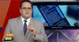 Vídeo: Apresentador passa mal, desmaia em estúdio e programa é interrompido em MT