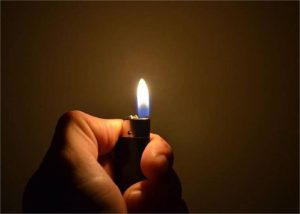 Mulher ateia fogo no marido depois de ser agredida e ameaçada de morte