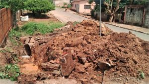 Prefeitura inicia ação emergencial para corrigir drenagem irregular na Rua Ébano, no Figueirinha