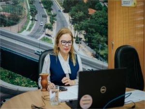 Presidente Paula Calil apresenta projeto que garante mais transparência nos preços de estacionamentos em Cuiabá