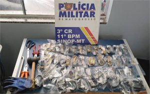 Ladrão de joalheria é preso em shopping com 49 relógios e pulseiras de ouro