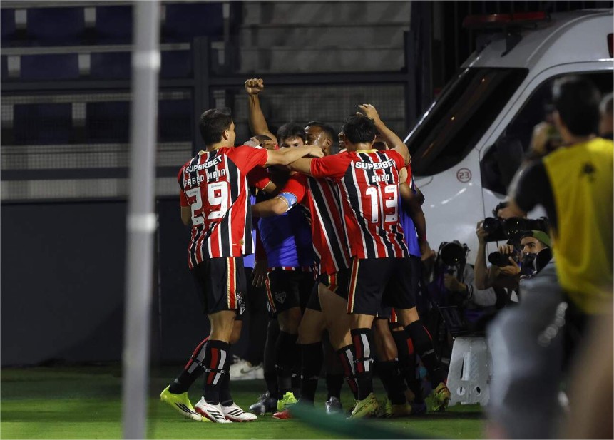 São Paulo bate o Bragantino por 2 a 1 e segue na liderança do Brasileirão