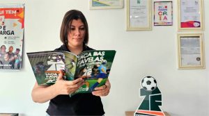 Cufa-MT entrega álbum de figurinhas da Taça das Favelas em Mato Grosso