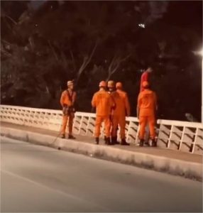 Bombeiros e Abilio salvam homem que tentava pular de viaduto