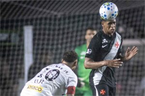 Volante do Vasco faz apelo nas redes sociais e pede fim das ameaças a familiares