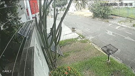 Homem arromba portão de conselho vizinho a escritório de Pedro Taques; veja vídeo