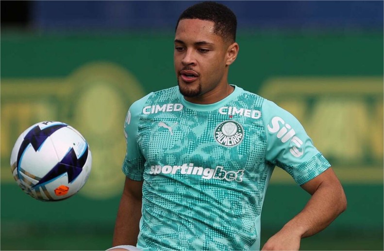 No Palmeiras, Vitor Roque vira dúvida para estreia na Libertadores
